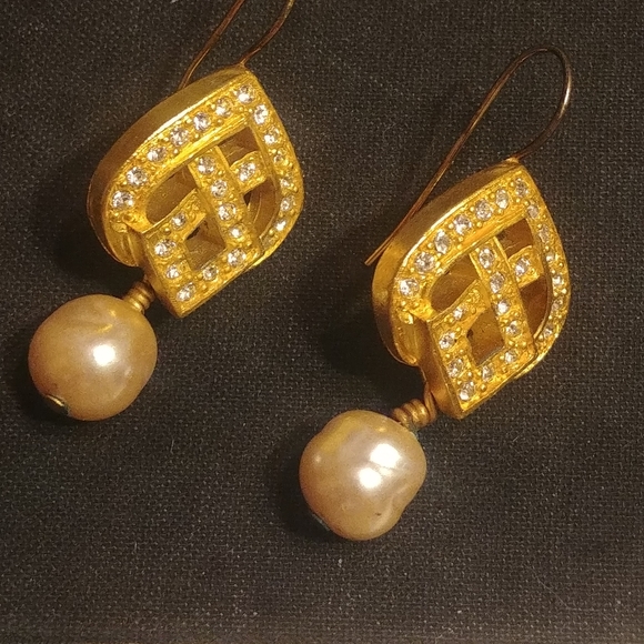 Linda Levinson Goldtone Rhinestone Pearl  Dangle Earrings - Picture 1 of 6